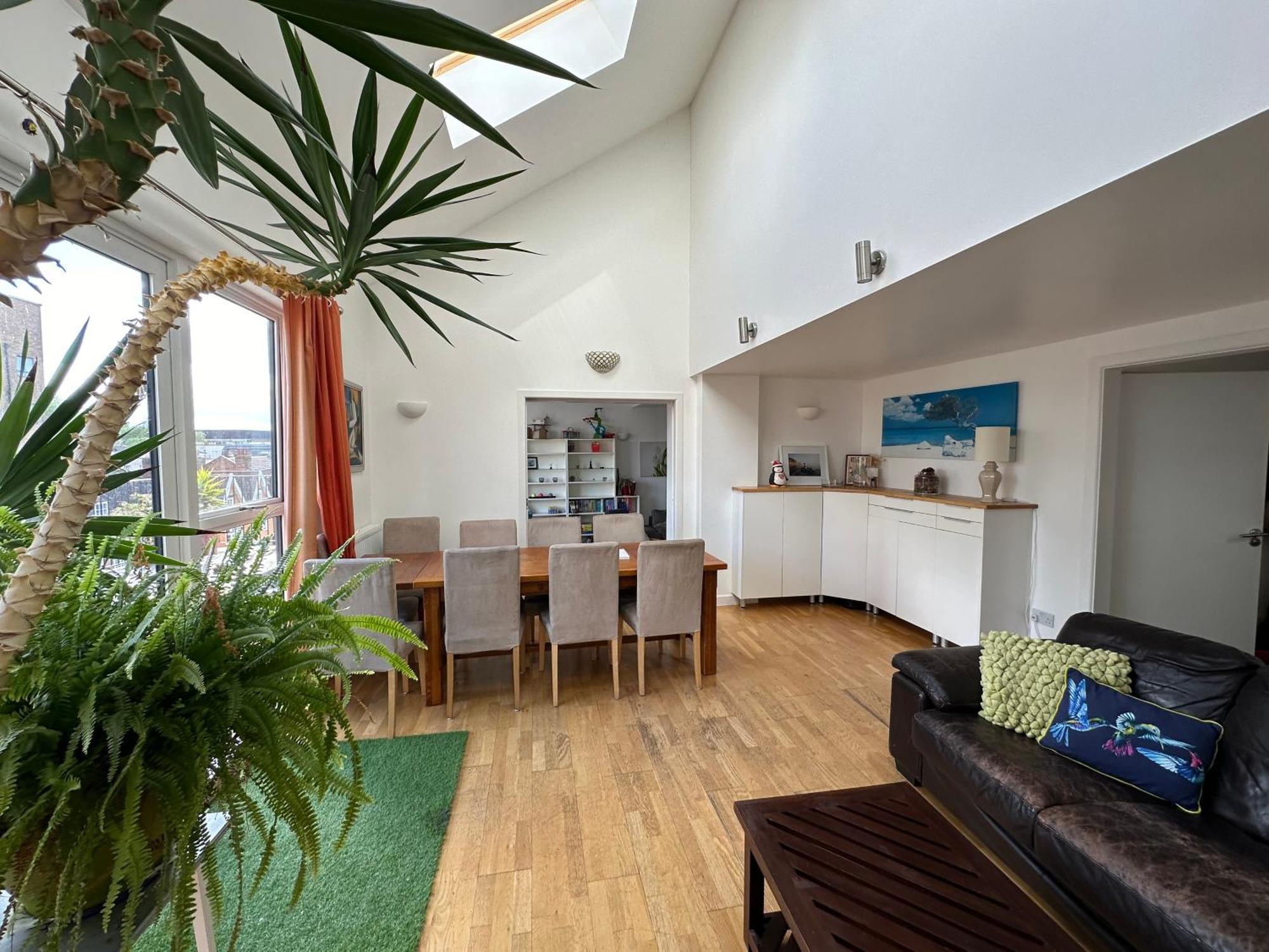 Stunning City Centre 4 Bedroom Penthouse - 2 Car Parking Spaces Apartment